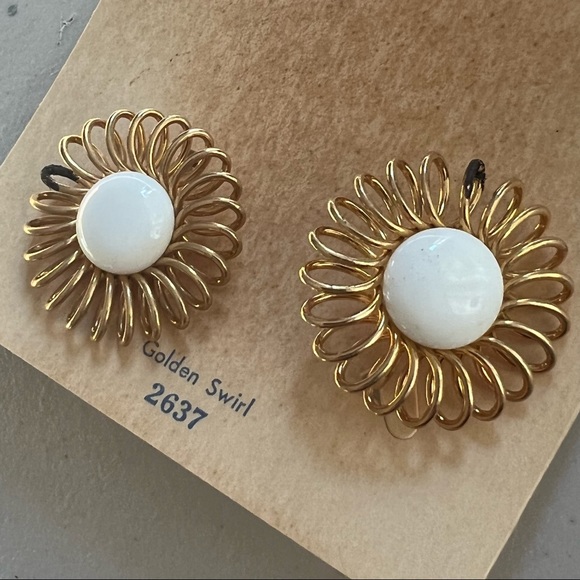 EMMONS VTG 1950s  Gold Tone and White Clip On Sri in Original Box! - Picture 8 of 16